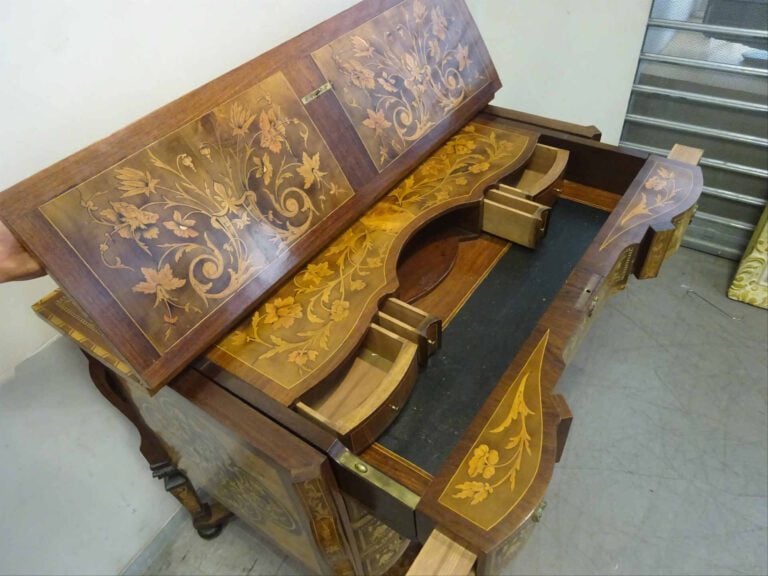 Petit BUREAU dit MAZARIN en bois de placage. De section rectangulaire, il repos…