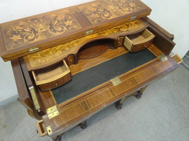 Petit BUREAU dit MAZARIN en bois de placage. De section rectangulaire, il repos…