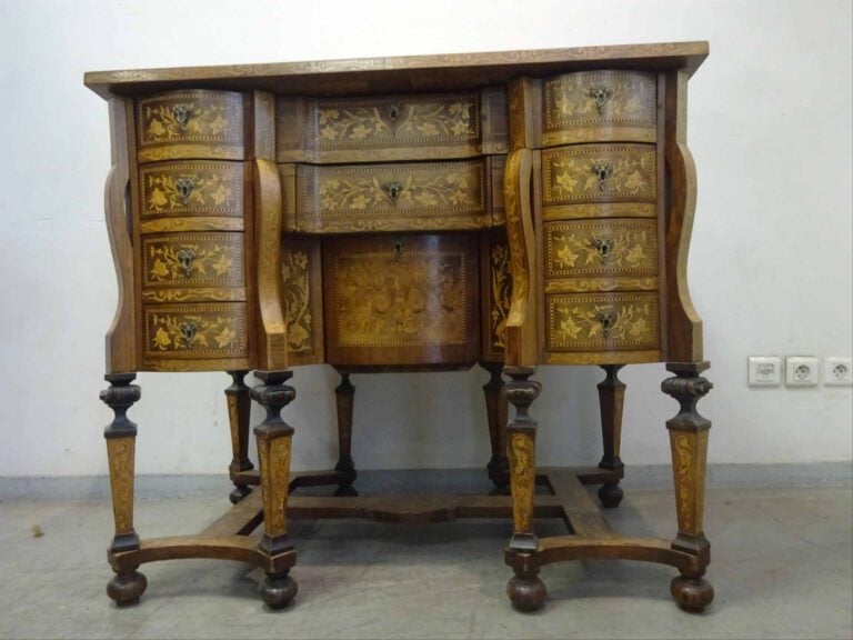 Petit BUREAU dit MAZARIN en bois de placage. De section rectangulaire, il repos…