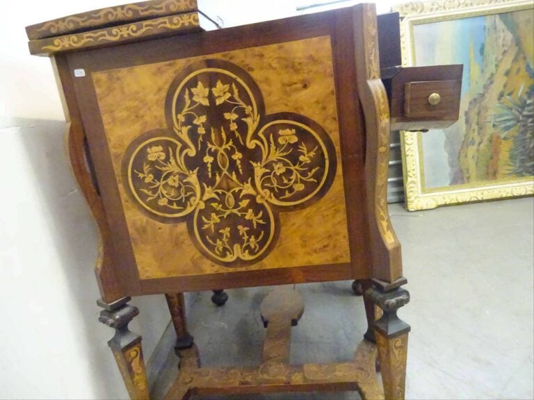 Petit BUREAU dit MAZARIN en bois de placage. De section rectangulaire, il repos…