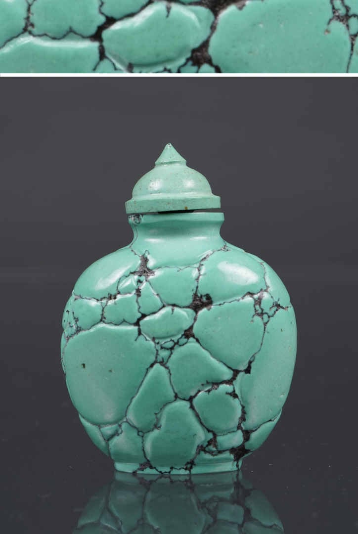 PETIT FLACON TABATIERE OVOIDE EN TURQUOISE AUX SILLONS - Chine, Dynastie Qing,…