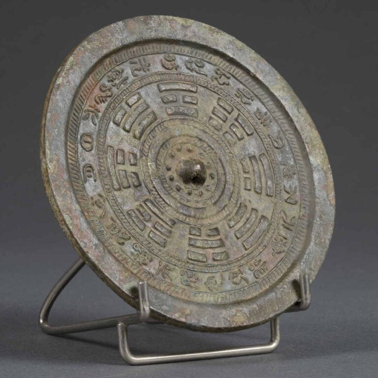 PETIT MIROIR EN BRONZE - Chine, De style Han - De forme circulaire, il est cent…