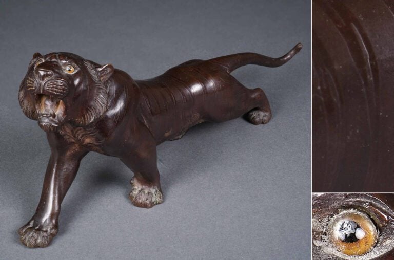 PETIT OKIMONO EN BRONZE A PATINE BRUNE A L'EFFIGIE D'UN TIGRE PASSANT, TORA - J…