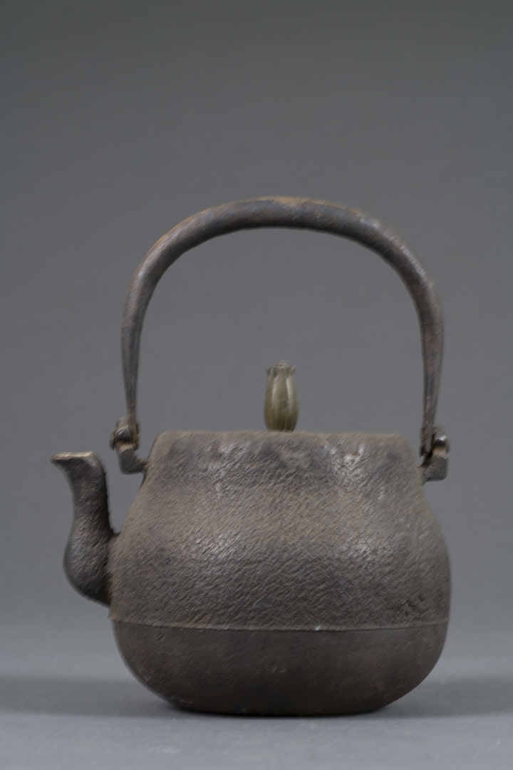 PETITE BOUILLOIRE A EAU EN FONTE DE FER A COUVERCLE EN BRONZE, TETSUBIN - Japan…