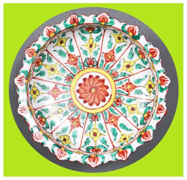 PETITE COUPE SUR PIED EN PORCELAINE EMAILLEE POLYCHROME DE TYPE LAI NAM THONG,…
