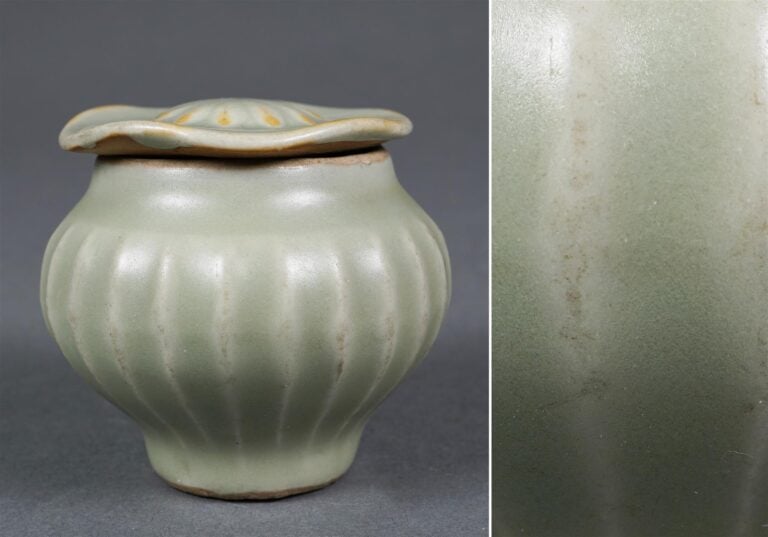 PETITE JARRE COUVERTE EN GRES PORCELAINEUX A COUVERTE CELADON, GUAN - Chine, Ep…