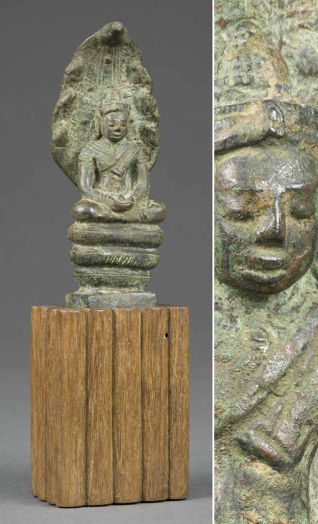 PETITE STATUETTE DE BOUDDHA MUCILINDA EN ALLIAGE CUIVREUX A PATINE VERTE - Camb…