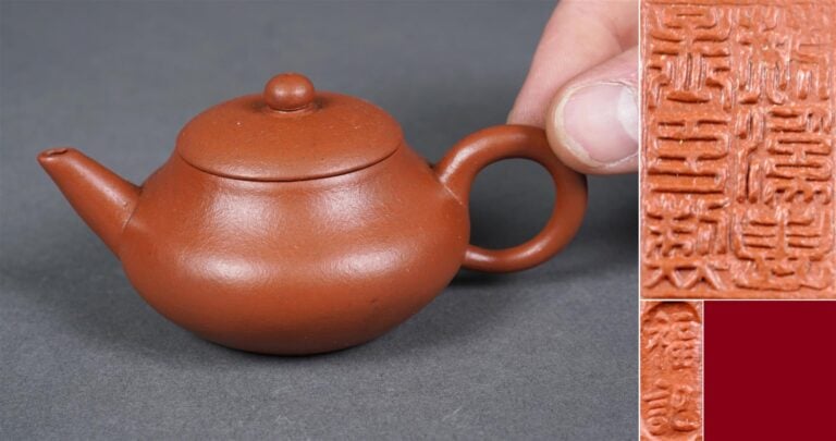 PETITE THEIERE COUVERTE EN TERRE-CUITE / GRES DE YIXING, D'APRES HUI MENGCHEN ?…