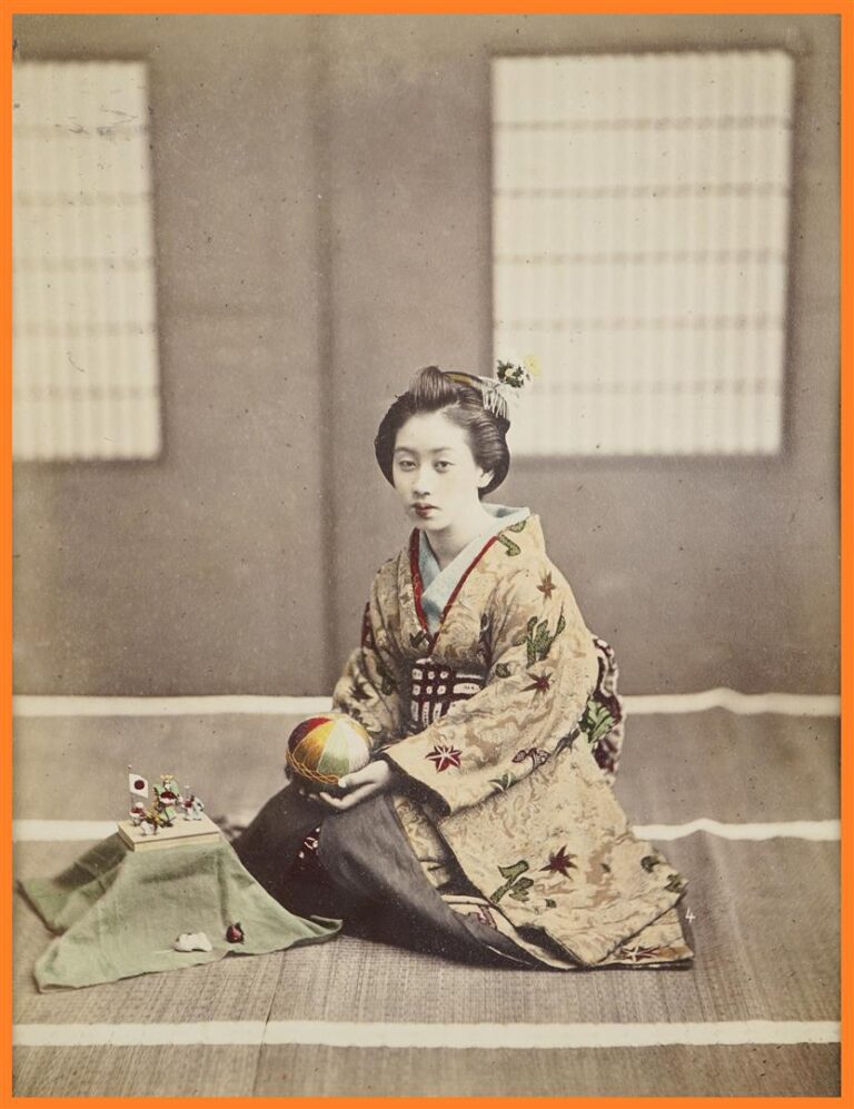 PHOTOGRAPHIE DONNANT A VOIR UNE JEUNE JAPONAISE / BIJIN - Japon, Période Meiji…