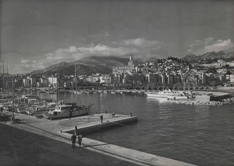 PHOTOGRAPHIE - Le port de Menton - Epreuve argentique. Titrée et datée 1955 au…