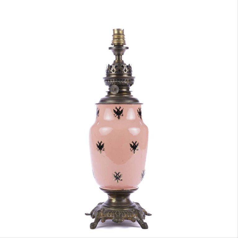 Pied de lampe en métal et faïence fine à fond rose, décoré d'un semis d'aigles…
