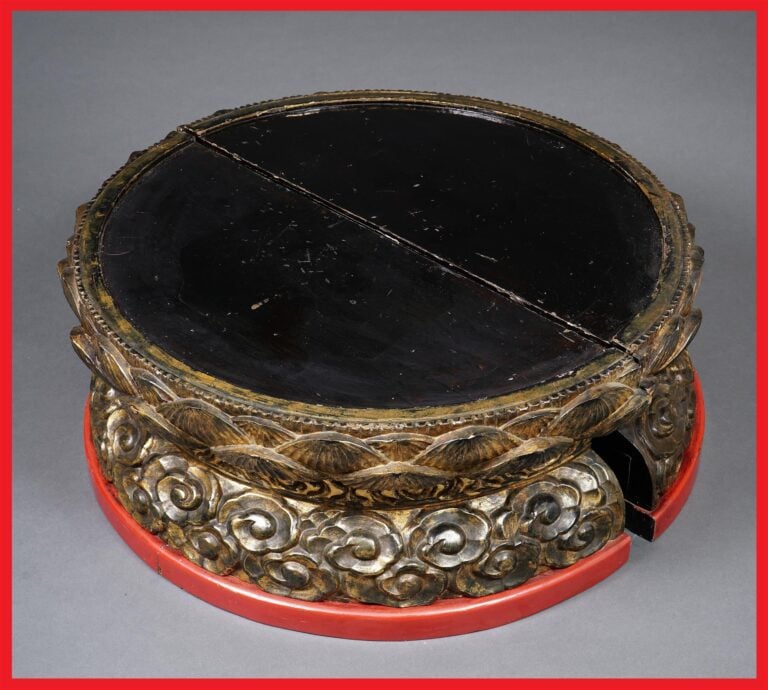 PIEDESTAL / SOCLE BIPARTITE DE STATUE DE DEVOTION - Japon, Période Showa - Il s…
