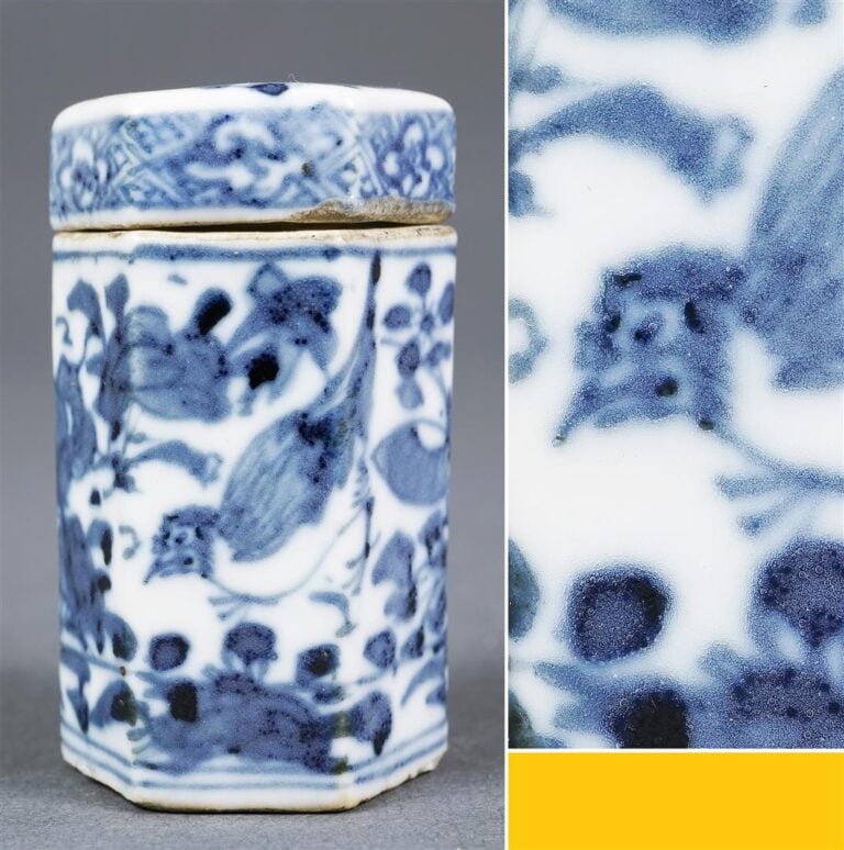 PILULIER HEXAGONAL EN PORCELAINE BLEU BLANC - Chine, Fin de la Dynastie Ming -…