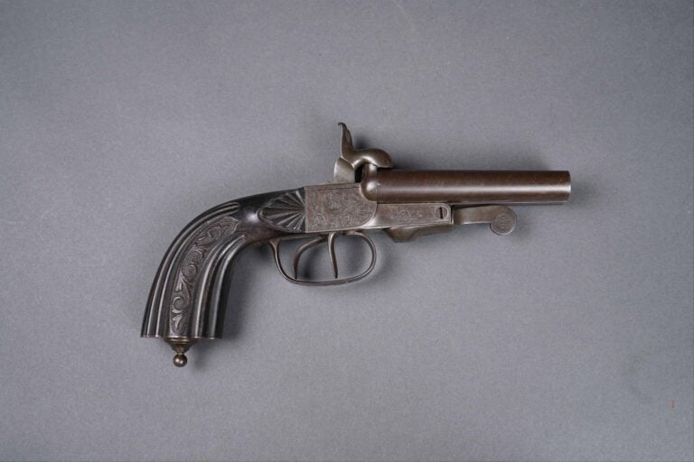 Pistolet double à broche système Lefaucheux, deux coups. Canons ronds. Coffre e…