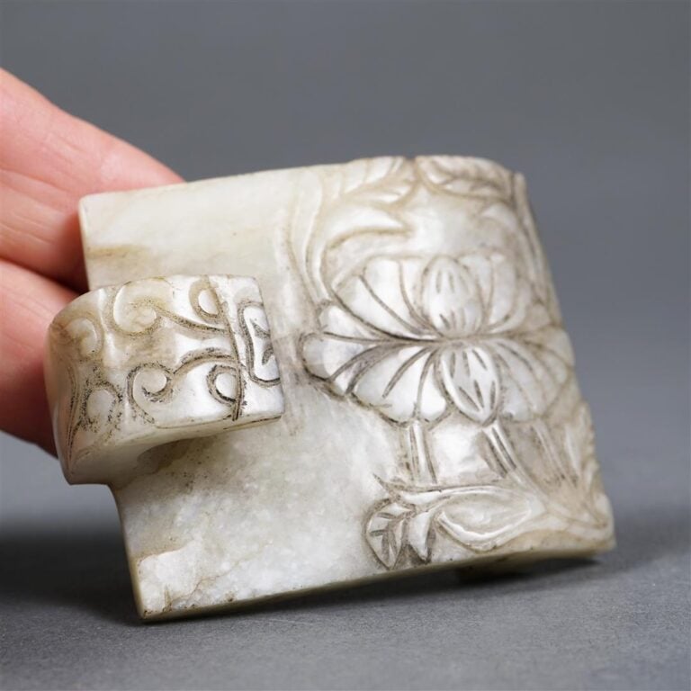 PLAQUE D'UNE BOUCLE DE CEINTURE EN JADE NEPHRITE GRIS - Chine, XXe siècle - A b…