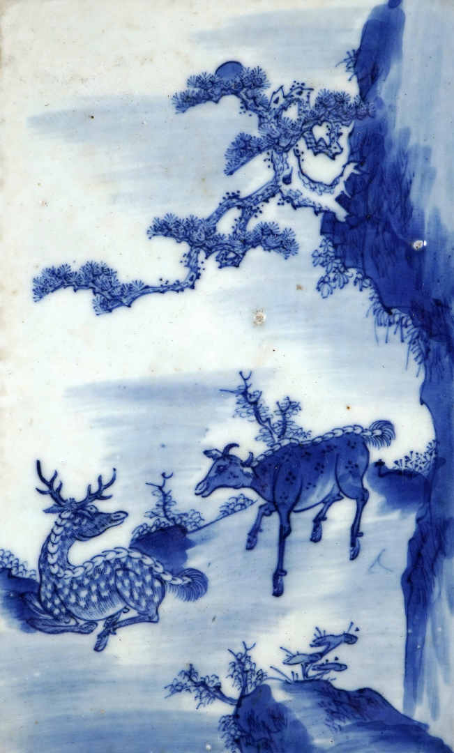 PLAQUE EN PORCELAINE BLEU BLANC A DECOR D'UN CERF ET D'UN BUFFLE - Chine, Epoqu…