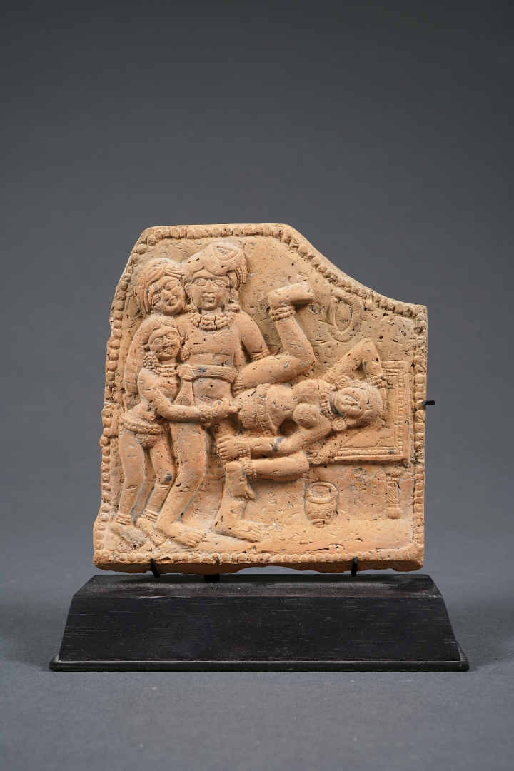 PLAQUE EN TERRE-CUITE MOULEE A DECOR D'UNE SCENE EROTIQUE - Bengale de l'Ouest,…