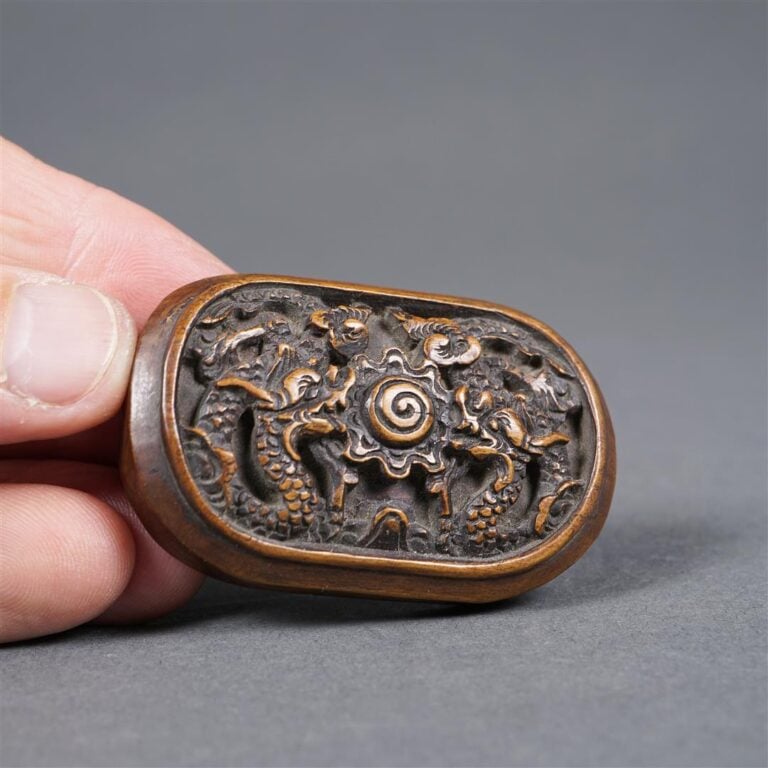 PLAQUE OVALISEE DE BOUCLE DE CEINTURE EN BOIS - Chine, Vers 1900 - A deux croch…