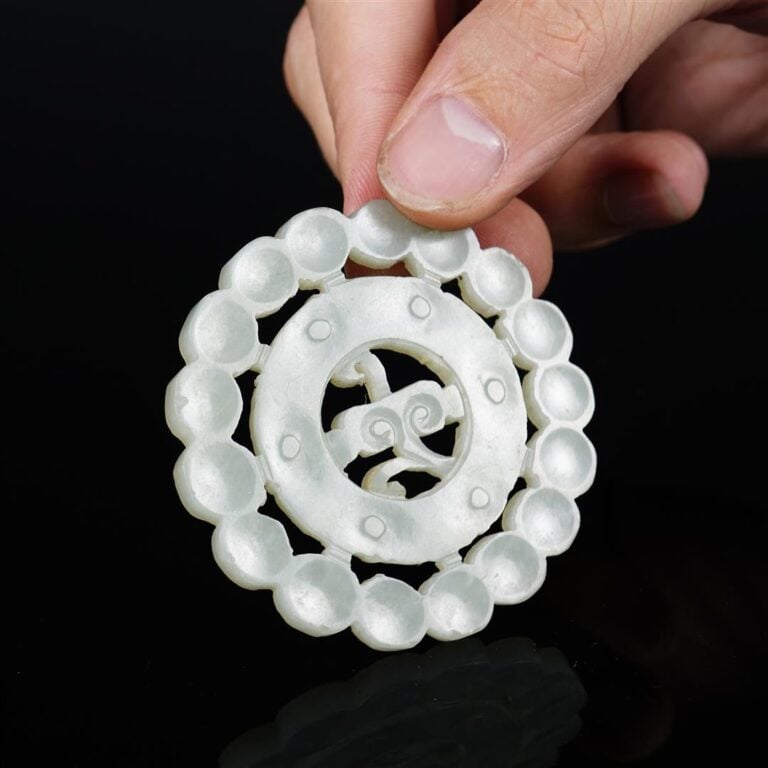 PLAQUE / PENDENTIF CIRCULAIRE EN JADE NEPHRITE BLANC - Chine, Epoque XXe siècle…