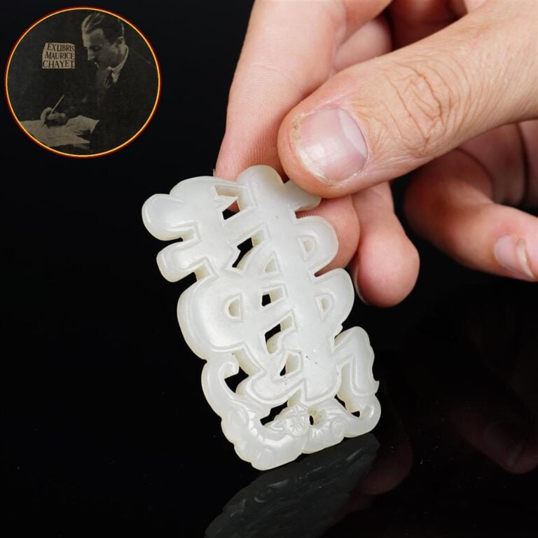 PLAQUE / PENDENTIF EN JADE NEPHRITE BLANC SCULPTEE A L'IMITATION D'UN CARACTERE…