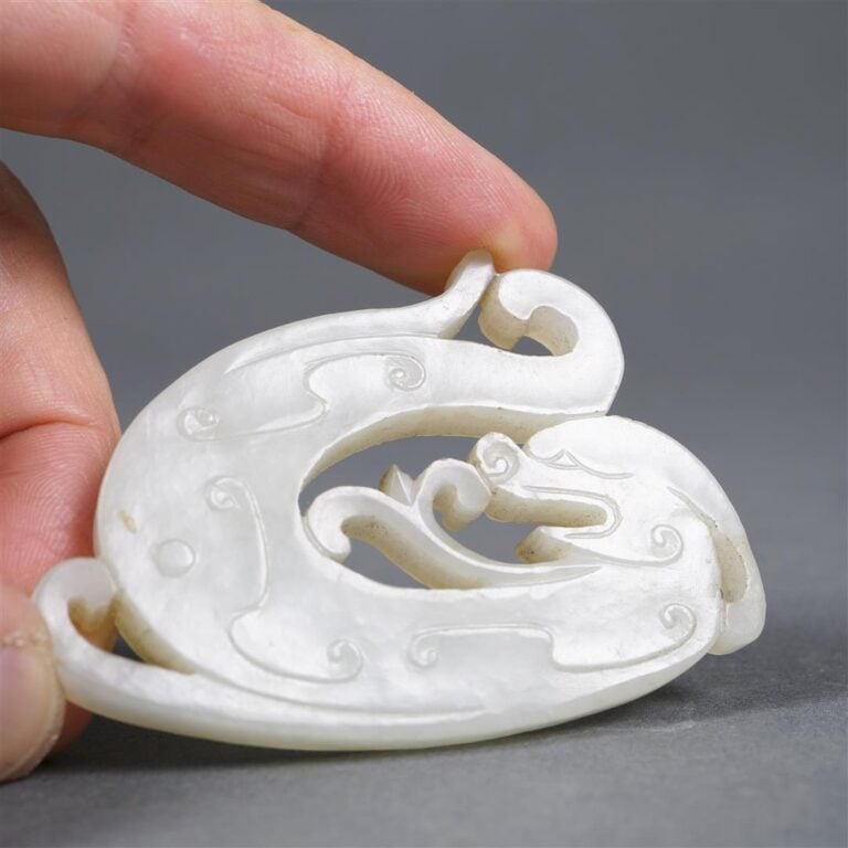 PLAQUE / PENDENTIF EN JADE NEPHRITE BLANC SCULPTEE A L'IMITATION D'UN DRAGON HY…