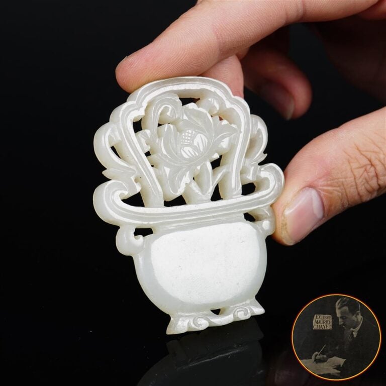 PLAQUE / PENDENTIF EN JADE NEPHRITE BLANC SCULPTEE A L'IMITATION D'UNE CORBEILL…