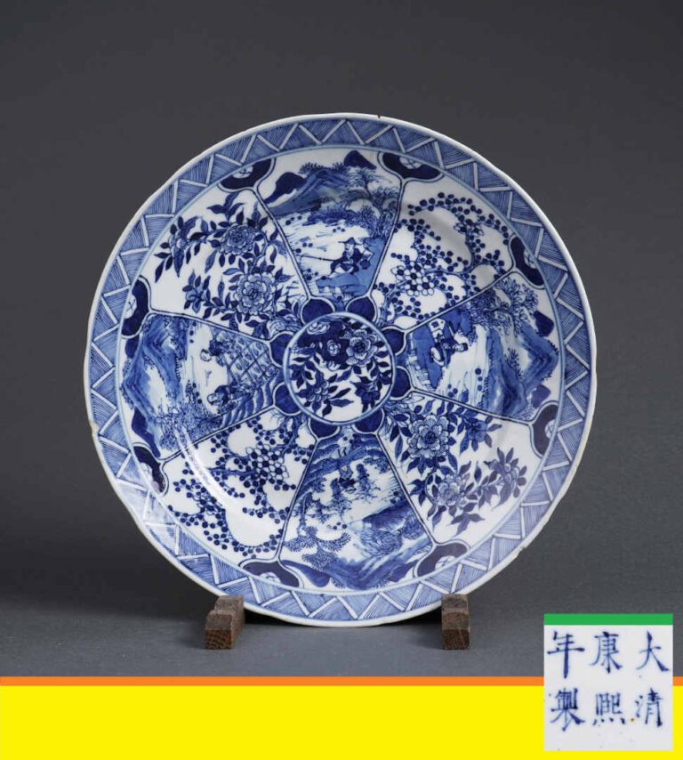 PLAT EN PORCELAINE BLEU BLANC - Chine, Fin de la Dynastie Qing, De style Kangxi…