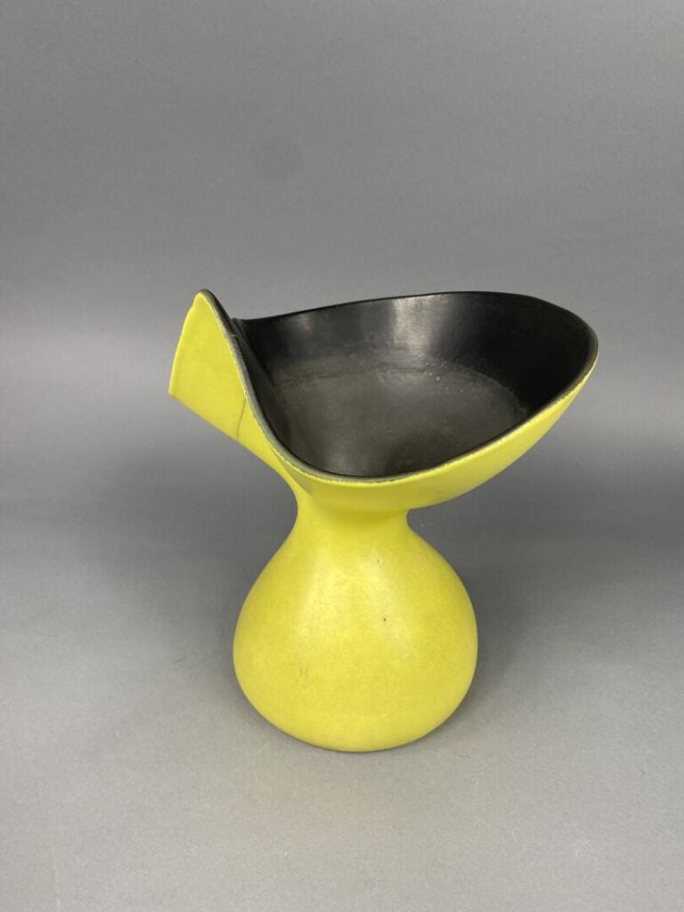 Pol CHAMBOST (1906-1983) - Vase modèle 1055 dit "Corolle" en céramique émaillée…