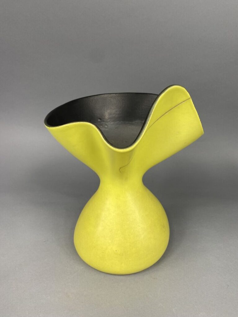 Pol CHAMBOST (1906-1983) - Vase modèle 1055 dit "Corolle" en céramique émaillée…