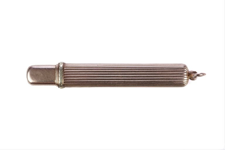 Porte-mine pendentif en or 56 zolotniks (585 millièmes) à décor strié. Manque l…