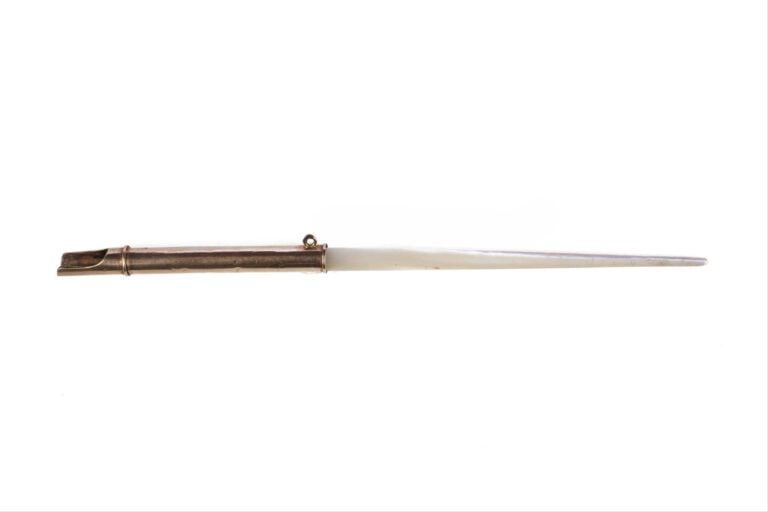 Porte-plume en or rose 56 zolotniks (585 millièmes) et manche en nacre. Chocs.…