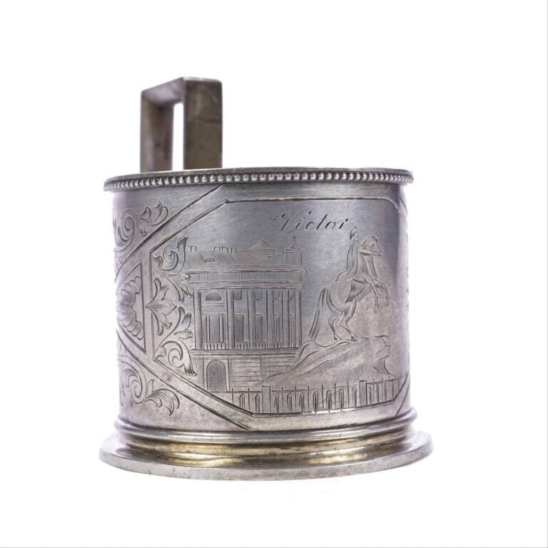 Porte-verre à thé en argent 84 zolotniks (875 millièmes), à décor ciselé représ…