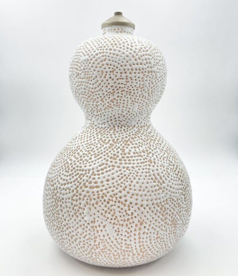 PRIMAVERA. Vase double gourde en céramique à émail blanc craquelé en résille su…