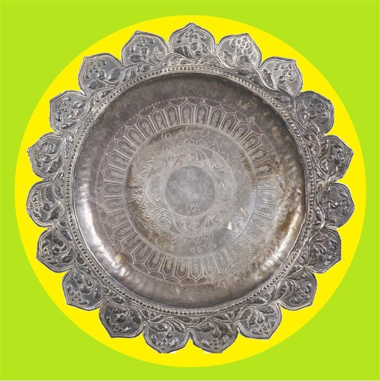 PROBABLE CRACHOIR LOTIFORME EN ARGENT REPOUSSE - Peut-être Sumatra (Indonésie),…