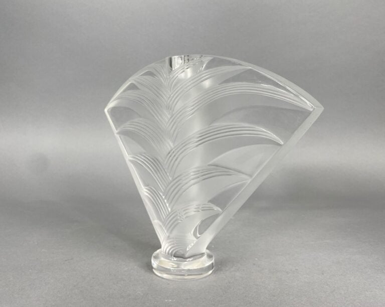 R. LALIQUE France - Bougeoir en forme d'éventail en verre moulé pressé orné de…