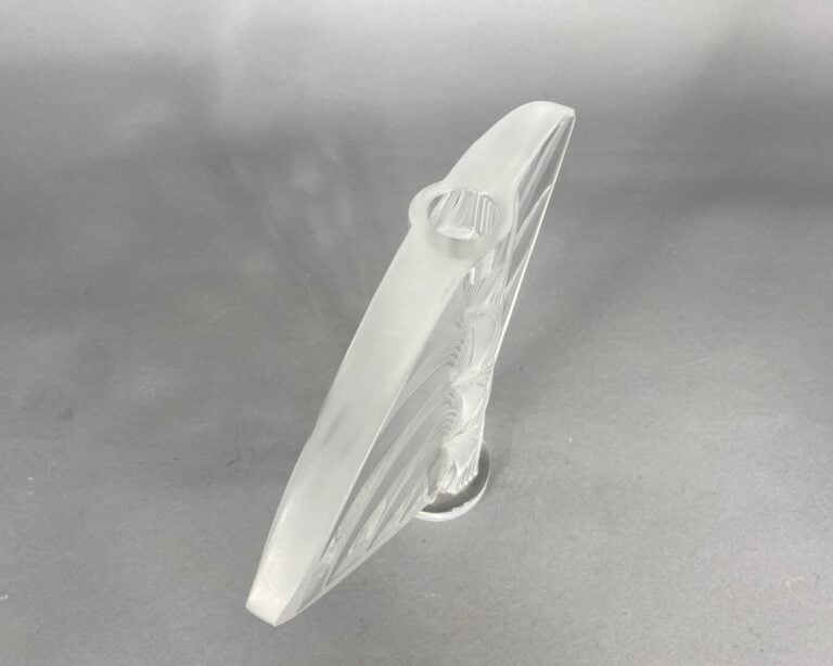 R. LALIQUE France - Bougeoir en forme d'éventail en verre moulé pressé orné de…