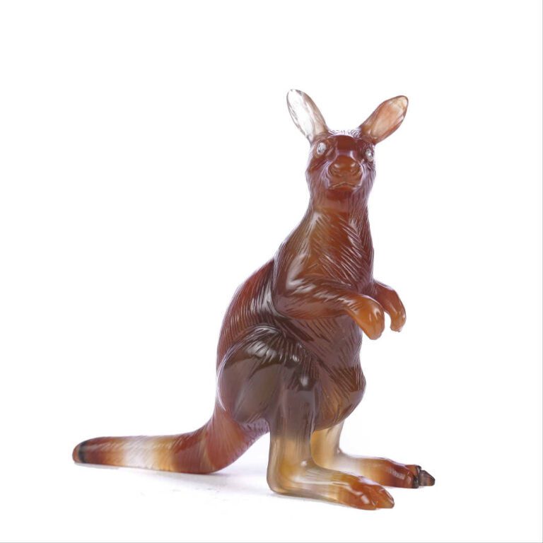Rare figure miniature de kangourou en agate brune zonée, très finement sculptée…