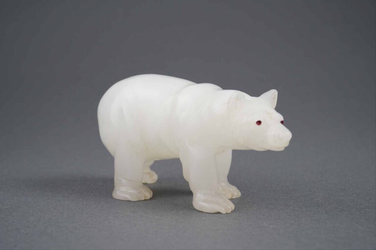 Rare figurine d'ours polaire en pierre dure (onyx blanc ?) finement sculptée, r…
