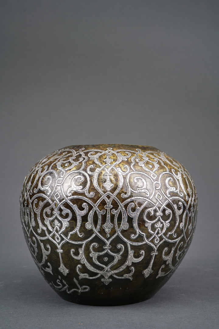 RECIPIENT OVOIDE EN LAITON A INCRUSTATIONS D'ARGENT - Monde islamique, Epoque X…
