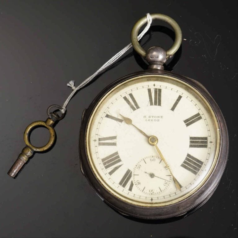Régulateur en argent (925°/oo) et métal, 8 cm. Indications des heures en chiffr…