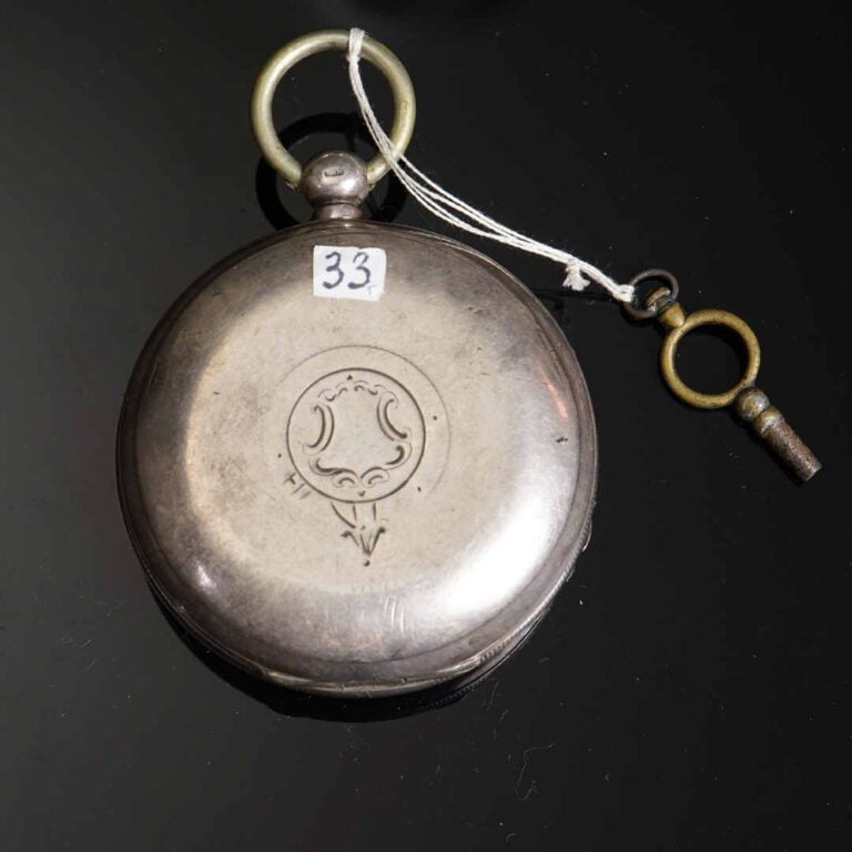 Régulateur en argent (925°/oo) et métal, 8 cm. Indications des heures en chiffr…