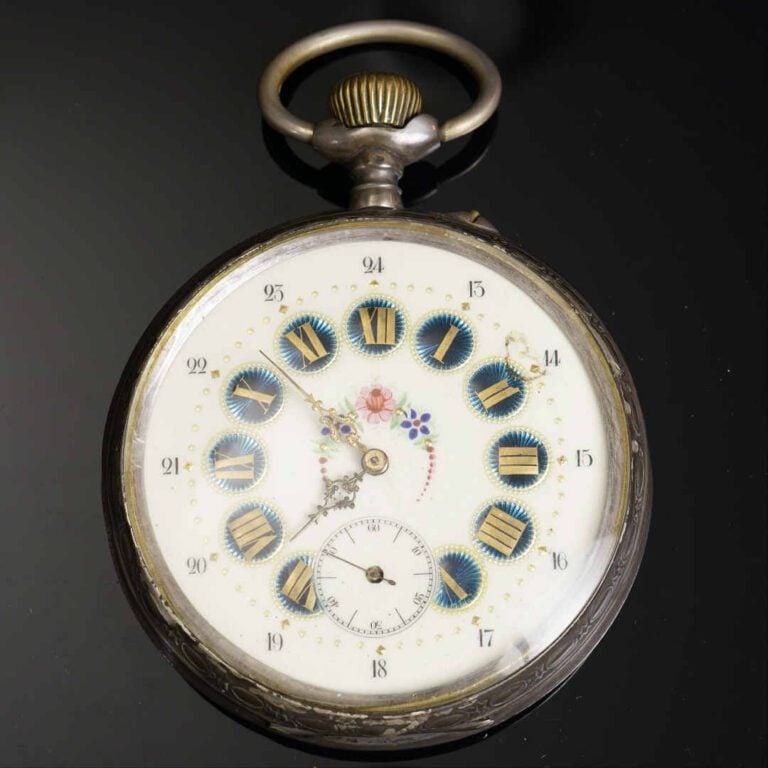 Régulateur en argent (925°/oo) et métal, 8 cm. Indications des heures en chiffr…