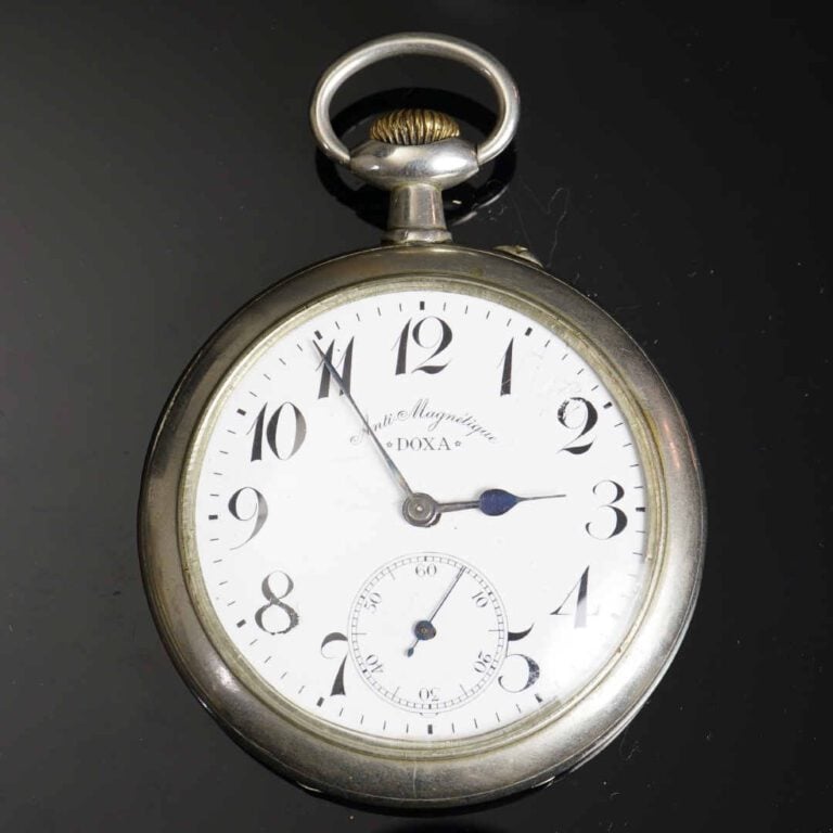 Régulateur en métal blanc de 6.5 cm. Cadran émaillé blanc orné d'une locomotive…