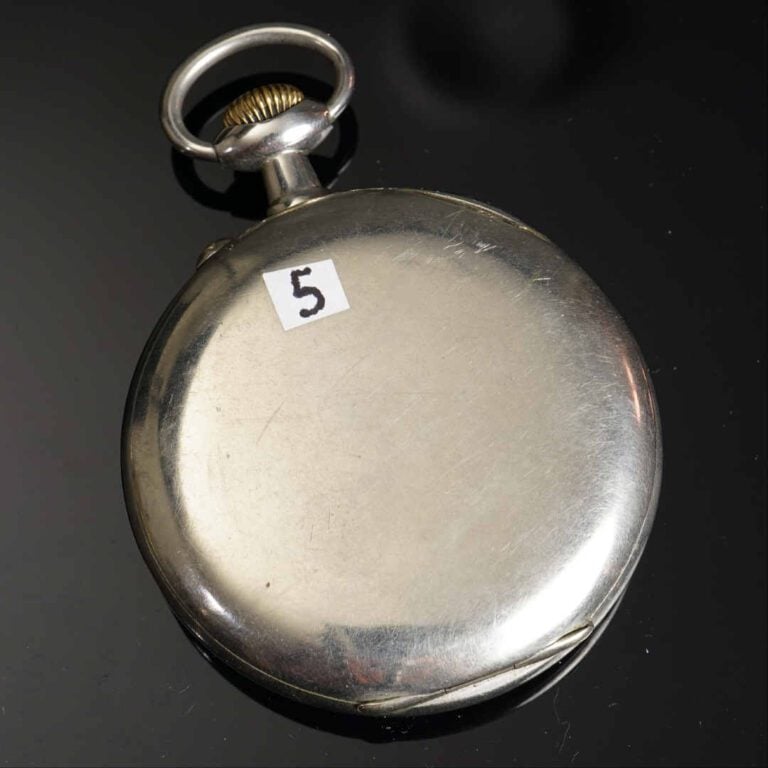 Régulateur en métal blanc de 6.5 cm. Cadran émaillé blanc orné d'une locomotive…