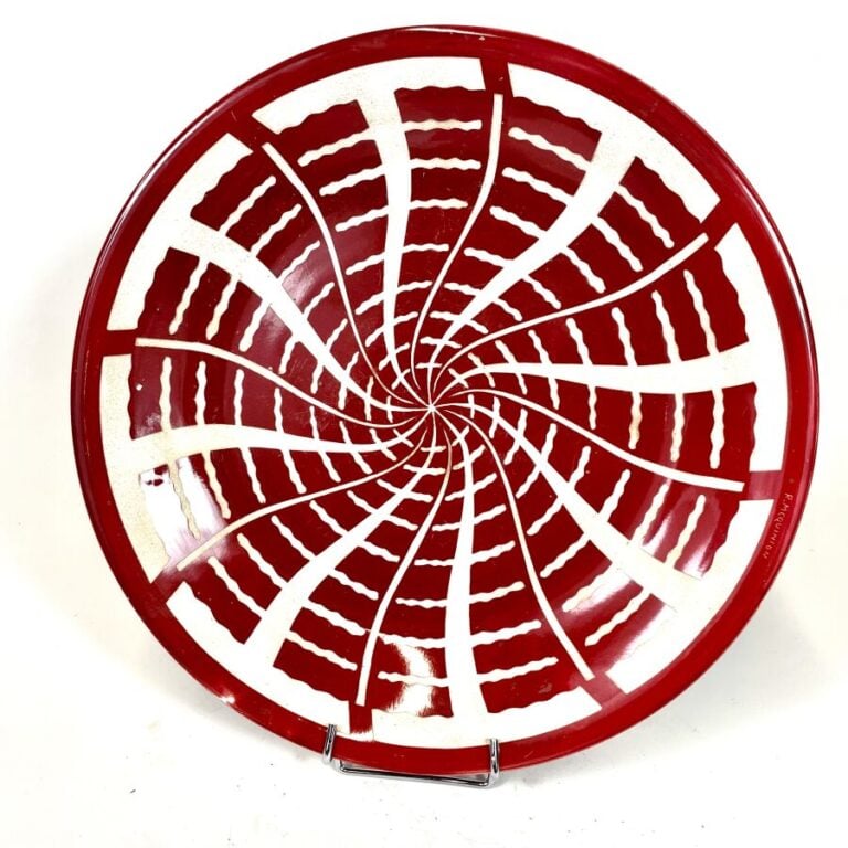 Robert MEQUINION (1905-1985) - Assiette en céramique émaillée blanche sur fond…
