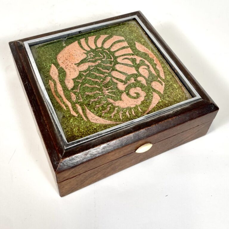 Robert MEQUINION (1905-1985) - Boîte carrée en bois ornée d'une plaque de céram…