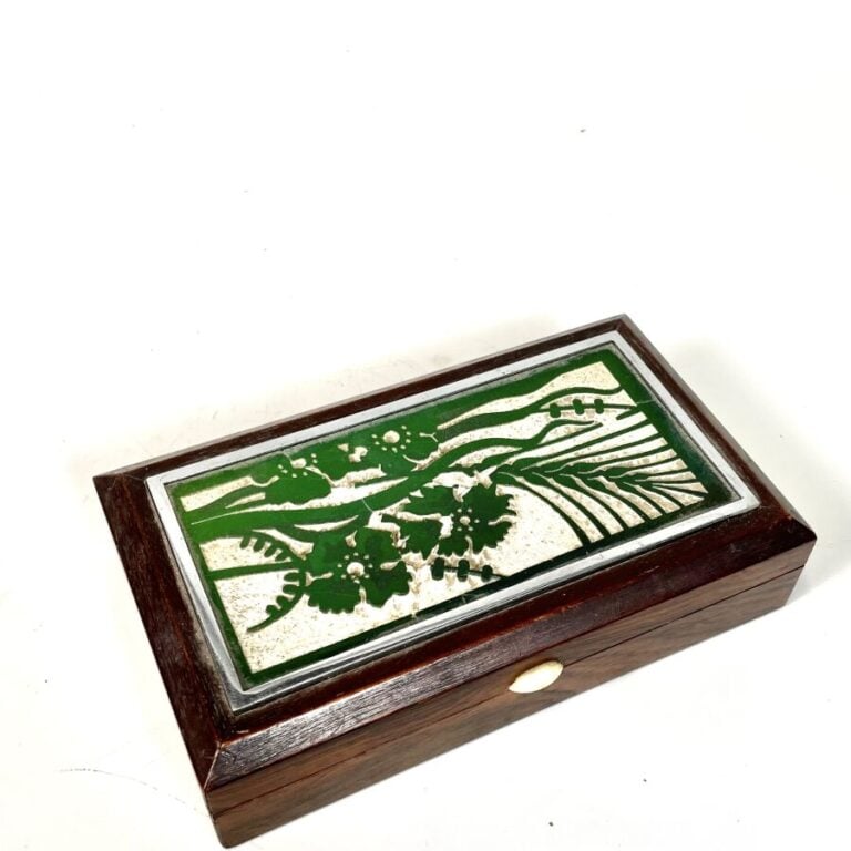 Robert MEQUINION (1905-1985) - Boîte rectangulaire en bois à décor émaillé de f…