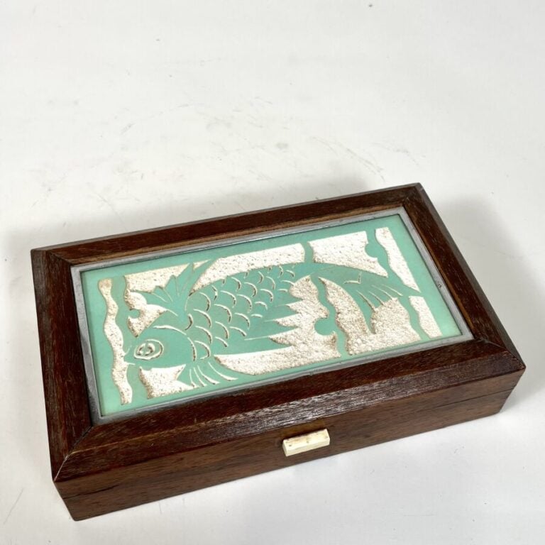 Robert MEQUINION (1905-1985) - Boîte rectangulaire en bois incrusté d'une plaqu…