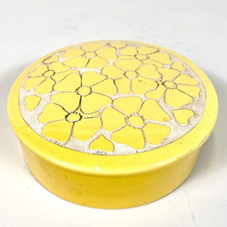 Robert MEQUINION (1905-1985) - Boîte ronde en céramique émaillée jaune sur fond…