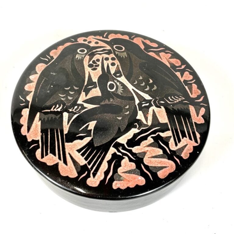 Robert MEQUINION (1905-1985) - Boîte ronde en céramique émaillée noire sur fond…